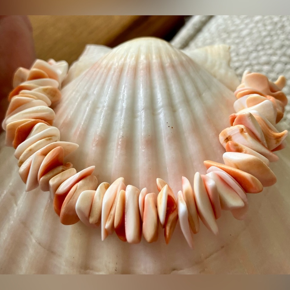 Vintage Pink Puka Shell Bracelet from the 70’s stretch